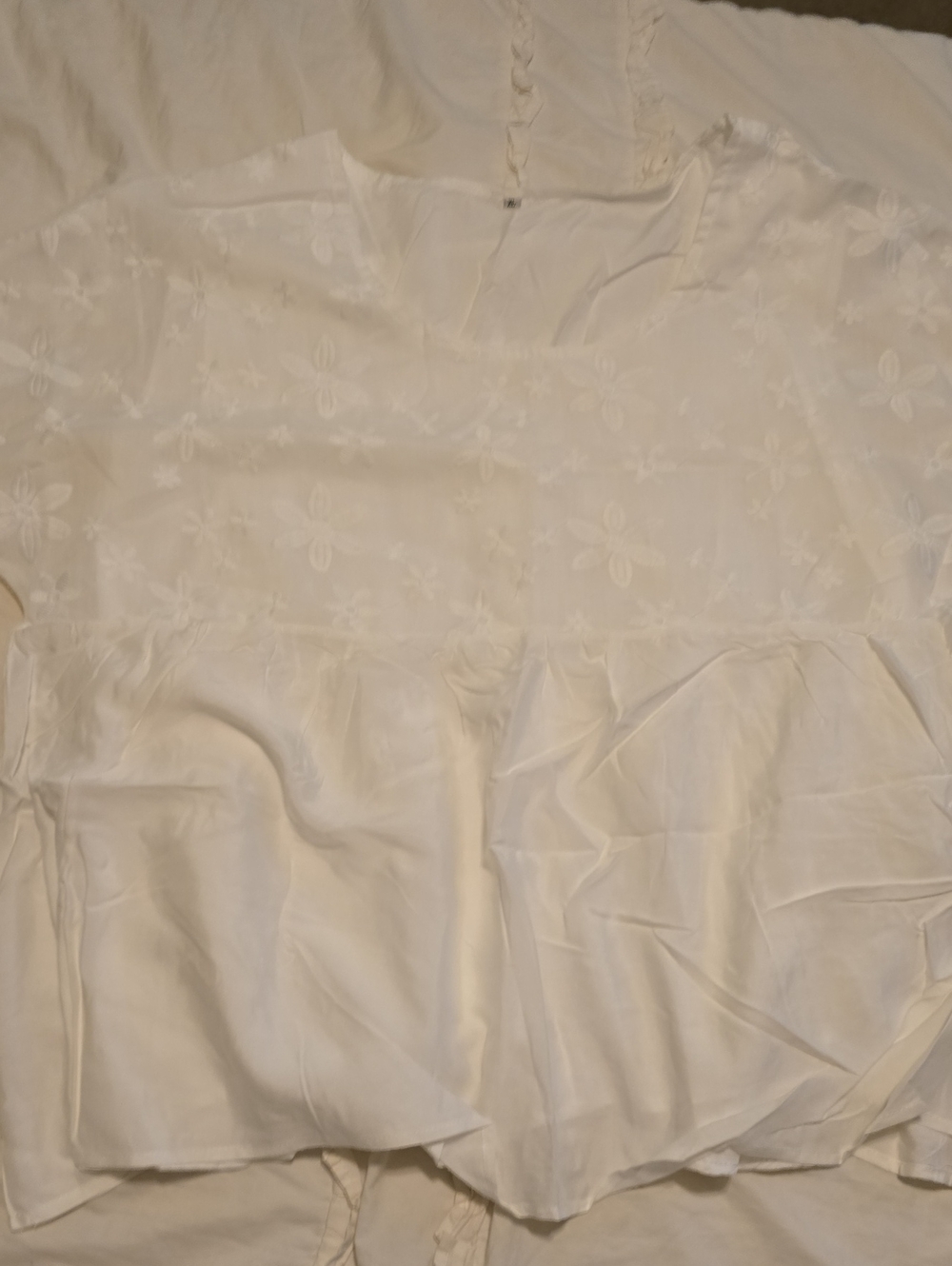 Women’s White Embroidered Blouse. Fully Lined. Very Elagant And Casual NWT